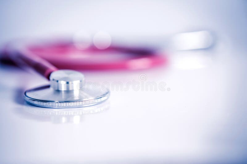 Stetoskop av doktorn för sjukdom för vård- undersökning, medicinsk sjukvårdsjukdom eller vård- bakgrundsbegrepp för medicinskt la royaltyfri fotografi Stetoskop av doktorn för sjukdom för vård- undersökning, medicinsk sjukvårdsjukdom eller vård- bakgrundsbegrepp för medicinskt la royaltyfri fotografi