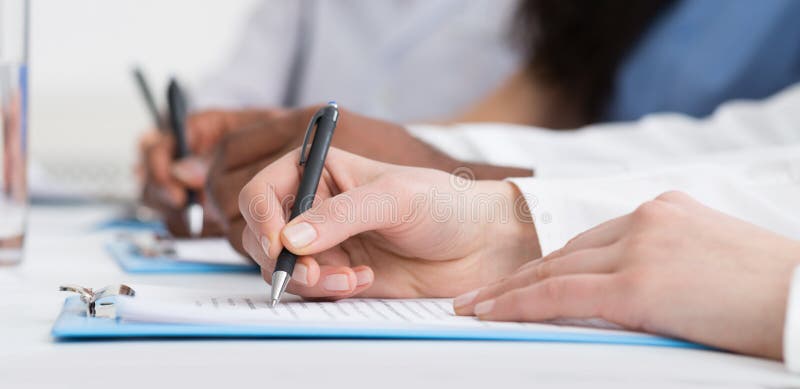 stetoskop f?r pengar f?r begreppsliesmedicin set Doktorer som skriver anmärkningar på seminariet arkivbilder stetoskop f?r pengar f?r begreppsliesmedicin set Doktorer som skriver anmärkningar på seminariet arkivbilder