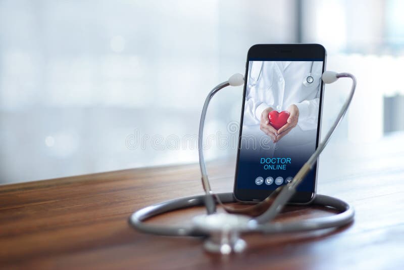 Stetoskop med smartphone, doktor genom telefonskärmen kontrollerar hälsa Medicinsk konsultation online royaltyfri fotografi