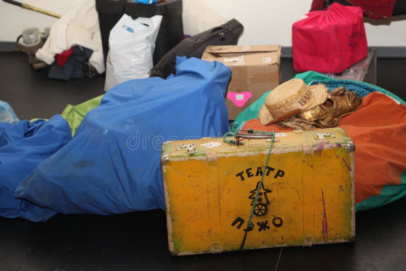Steunen de actoren van de heer Pezho van theater wandelende poppen in de lounge van het bleekgele theater stock afbeelding Steunen de actoren van de heer Pezho van theater wandelende poppen in de lounge van het bleekgele theater stock afbeelding