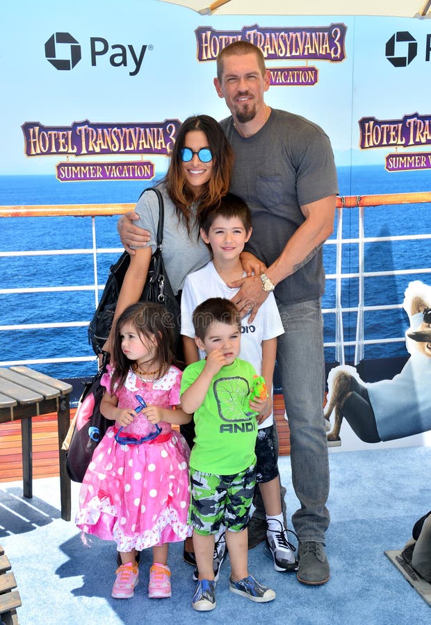 Los Angeles Jun Sarah Shahi Steve Howey Children Hotel Transylvania