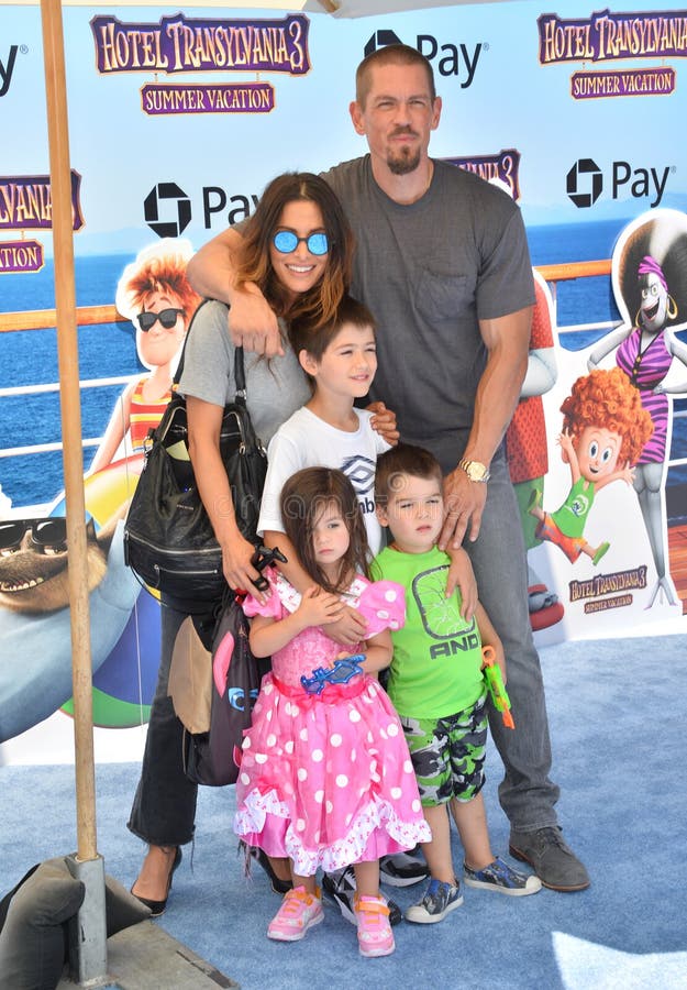 Steve Howey, Sarah Shahi, Violet Howey, William Howey & Knox Howey
