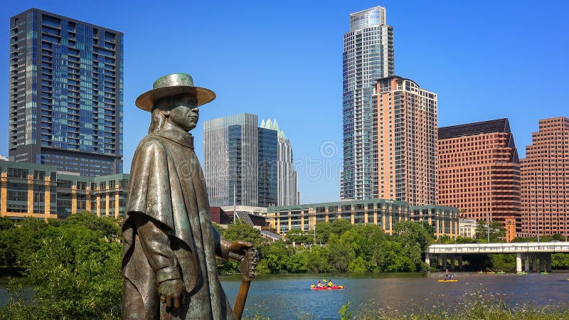 Stevie Ray Vaughan Statue devant Austin du centre, le Texas et images libres de droits Stevie Ray Vaughan Statue devant Austin du centre, le Texas et images libres de droits