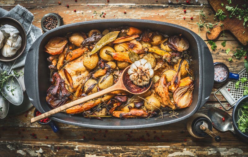 Stew με τα ψημένα λαχανικά, τα δασικά μανιτάρια και τα άγρια πτηνά κυνηγιού στο μαγείρεμα του δοχείου με το ξύλινο κουτάλι Κουνέλ στοκ φωτογραφία Stew με τα ψημένα λαχανικά, τα δασικά μανιτάρια και τα άγρια πτηνά κυνηγιού στο μαγείρεμα του δοχείου με το ξύλινο κουτάλι Κουνέλ στοκ φωτογραφία