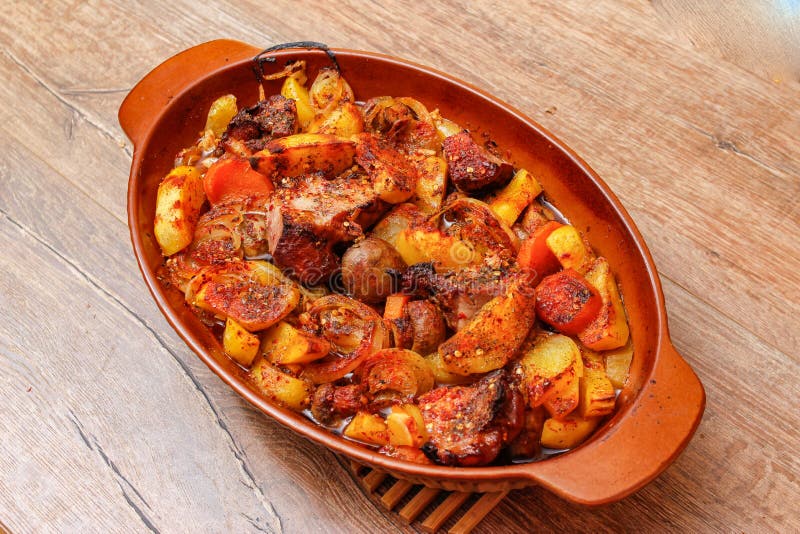 Stew με το σπιτικό καπνισμένο κρέας και λαχανικά στο κεραμικό κύπελλο στοκ εικόνες Stew με το σπιτικό καπνισμένο κρέας και λαχανικά στο κεραμικό κύπελλο στοκ εικόνες