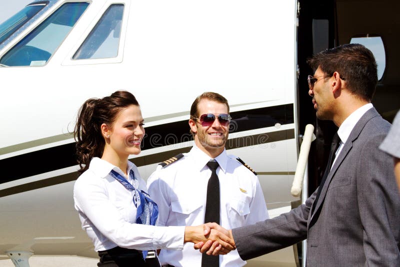 Stewardess en proefgroetpassagier stock afbeelding Stewardess en proefgroetpassagier stock afbeelding