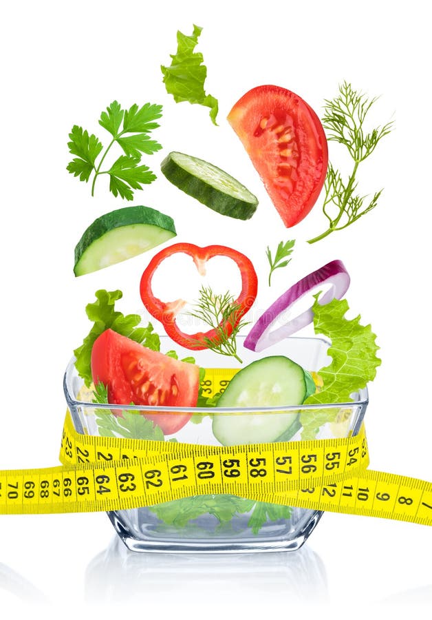 Stia il concetto a dieta Ortaggi freschi che cadono nella ciotola di vetro immagine stock Stia il concetto a dieta Ortaggi freschi che cadono nella ciotola di vetro immagine stock