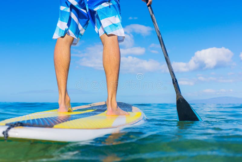 Stia sulla pagaia che pratica il surfing in Hawai immagine stock Stia sulla pagaia che pratica il surfing in Hawai immagine stock