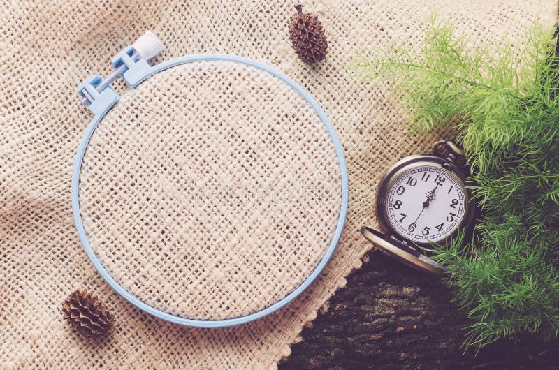 Stickereiband mit leerem Leinwandsack und Weinlesetaschenuhr lizenzfreies stockfoto Stickereiband mit leerem Leinwandsack und Weinlesetaschenuhr lizenzfreies stockfoto