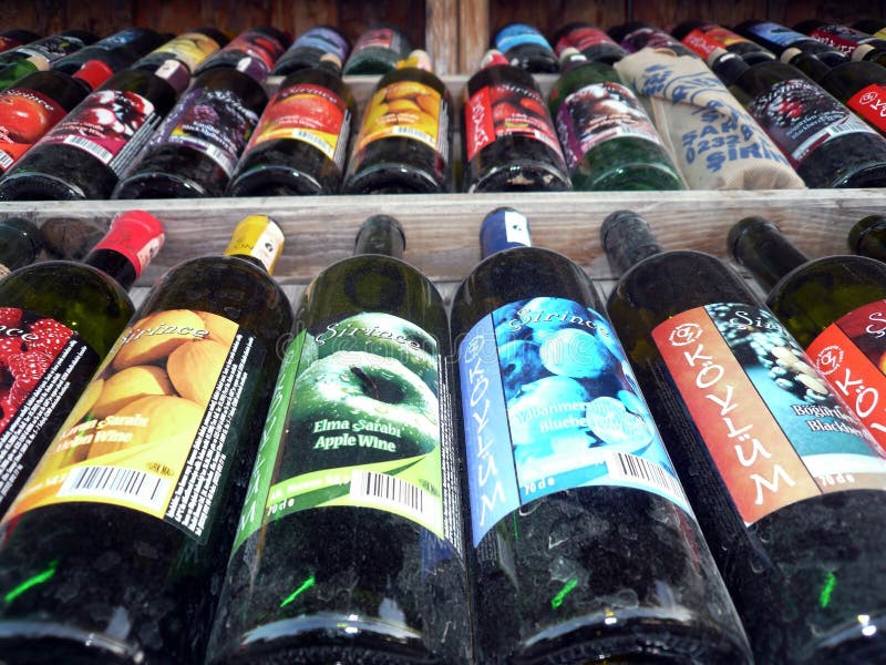 Sticle de vin cu fructe pe rafturi royalty free stock image
