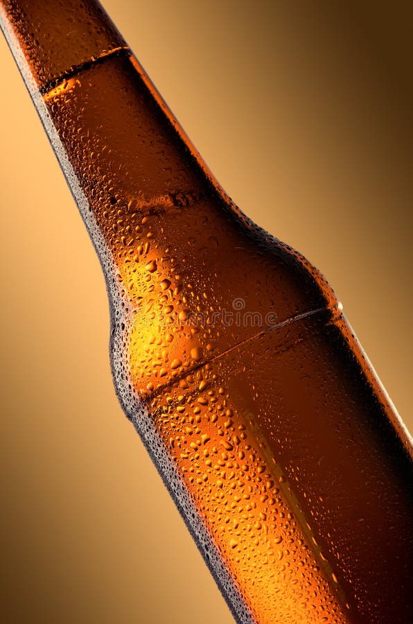 Sticlă de bere rece. concept de sticlă de bere proaspătă. stock image