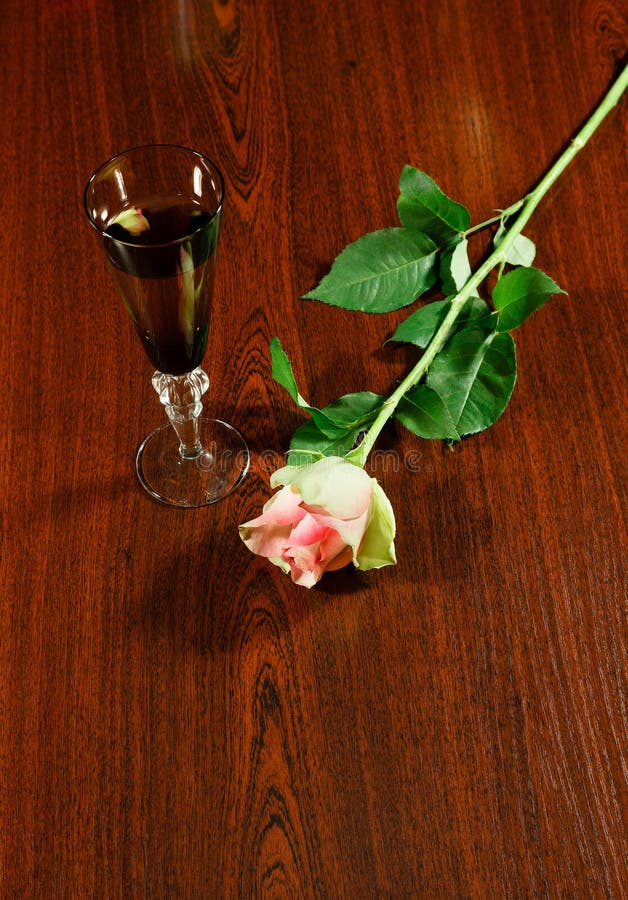 Sticlă de vin elegantă și trandafiri delicați. royalty free stock photos
