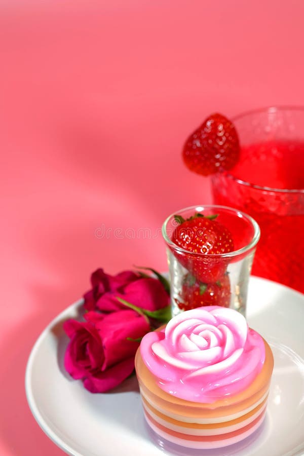 Stieg der s??e ?berlagerte Geleekuchen des thail?ndischen Nachtischs Blumenbelagsentwurf gedient mit Erdbeere und verziert mit ro lizenzfreie stockfotografie Stieg der s??e ?berlagerte Geleekuchen des thail?ndischen Nachtischs Blumenbelagsentwurf gedient mit Erdbeere und verziert mit ro lizenzfreie stockfotografie