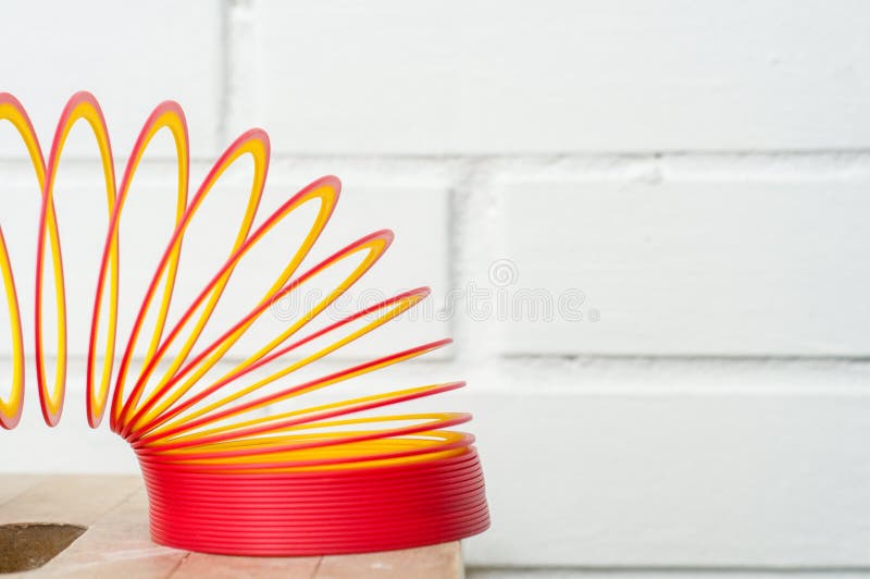 Stiekem Stuk speelgoed Plastic speelgoed Baksteen in de muur stock afbeeldingen Stiekem Stuk speelgoed Plastic speelgoed Baksteen in de muur stock afbeeldingen