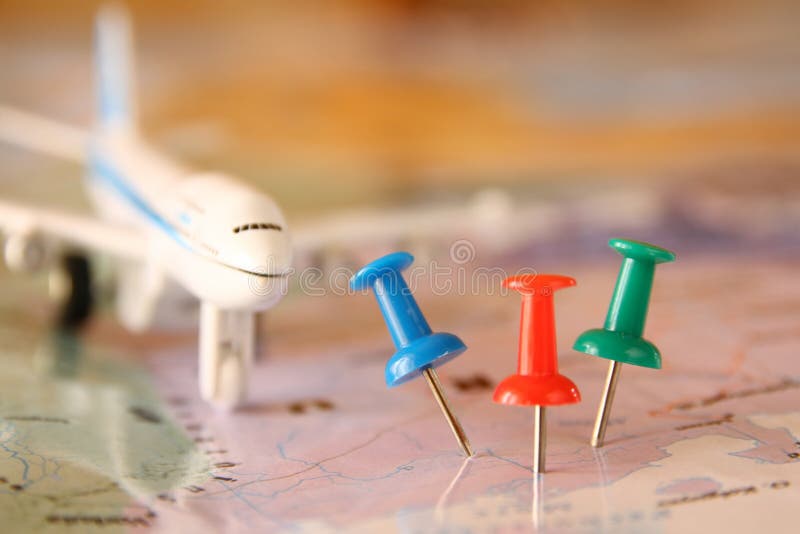 Stifte befestigt zur Karte, Standort oder Reiseziel zeigend Retro- Art-Bild Selektiver Fokus lizenzfreie stockfotografie Stifte befestigt zur Karte, Standort oder Reiseziel zeigend Retro- Art-Bild Selektiver Fokus lizenzfreie stockfotografie