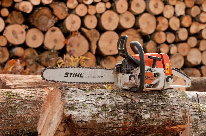 Stihl-Kettensäge redaktionelles bild. Bild von arbeit - 46345275