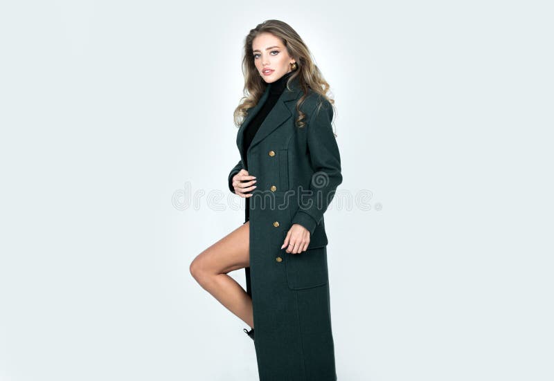 Stil för kvinnlig rock. modekvinna i votering modelyxmodell av modern stil. Snygg flicka på mode royaltyfri foto