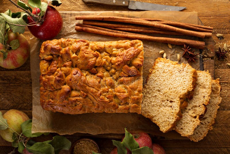 Stil rustic pâine de mere stock photos