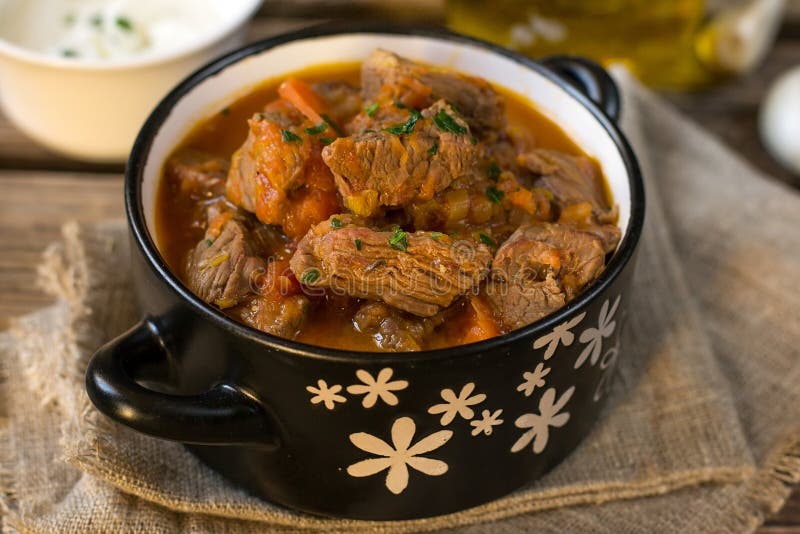 Stile del goulash dello stufato di manzo in salsa al pomodoro con le carote fotografia stock Stile del goulash dello stufato di manzo in salsa al pomodoro con le carote fotografia stock
