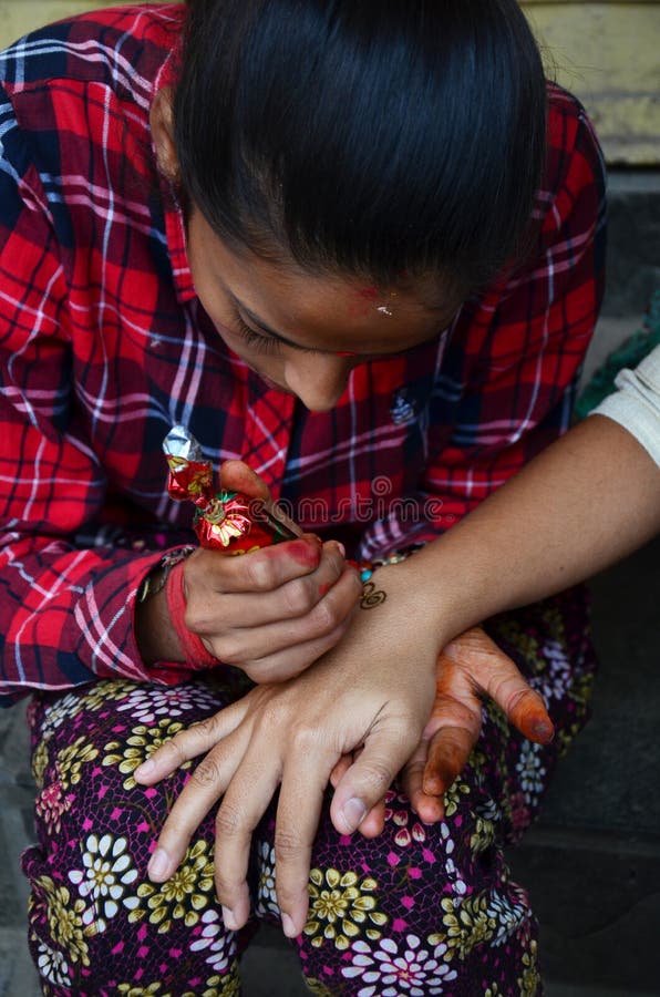 Stile dell'India del hennè o di Mehndi al Nepal immagini stock Stile dell'India del hennè o di Mehndi al Nepal immagini stock