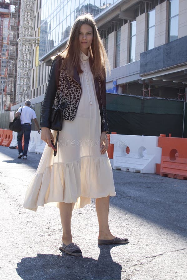 Stile della via di Caroline Brasch Nielsen del modello di moda a New York immagini stock