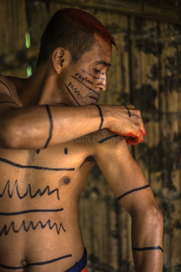 Stile di Achiote della tribù indiana di Los Tsachila dell'uomo, Ecuador fotografia stock Stile di Achiote della tribù indiana di Los Tsachila dell'uomo, Ecuador fotografia stock