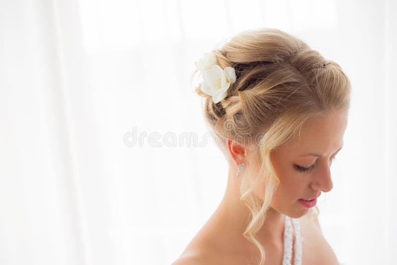 Stile di capelli delle spose per nozze fotografie stock libere da diritti Stile di capelli delle spose per nozze fotografie stock libere da diritti