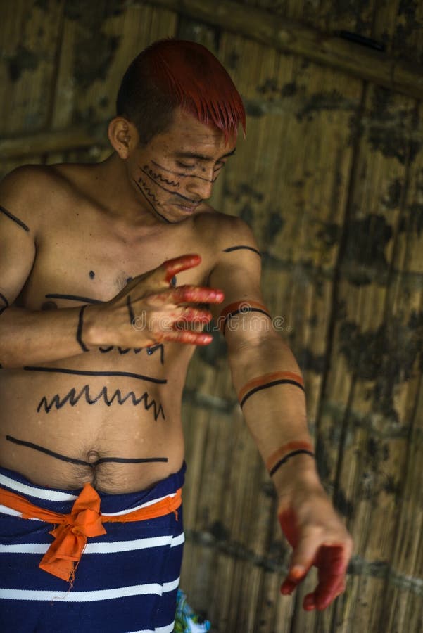 Stile di capelli di Achiote della tribù indiana di Los Tsachila dell'uomo, Ecuador immagine stock libera da diritti Stile di capelli di Achiote della tribù indiana di Los Tsachila dell'uomo, Ecuador immagine stock libera da diritti