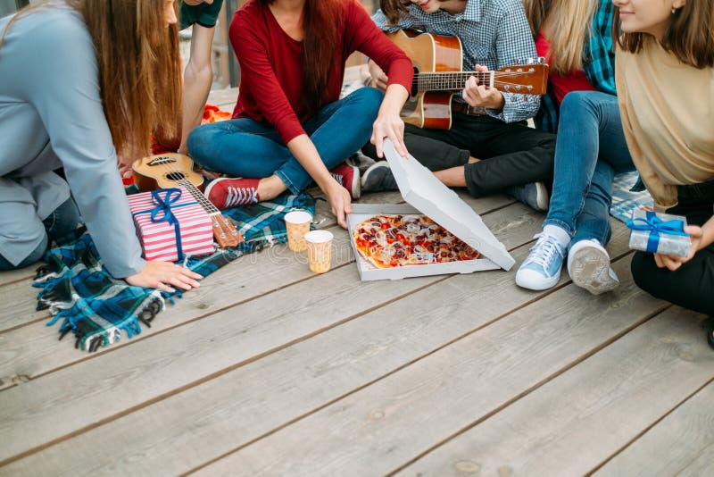 Stile di vita adolescente di cibo del partito di consegna dell'alimento della pizza fotografia stock Stile di vita adolescente di cibo del partito di consegna dell'alimento della pizza fotografia stock