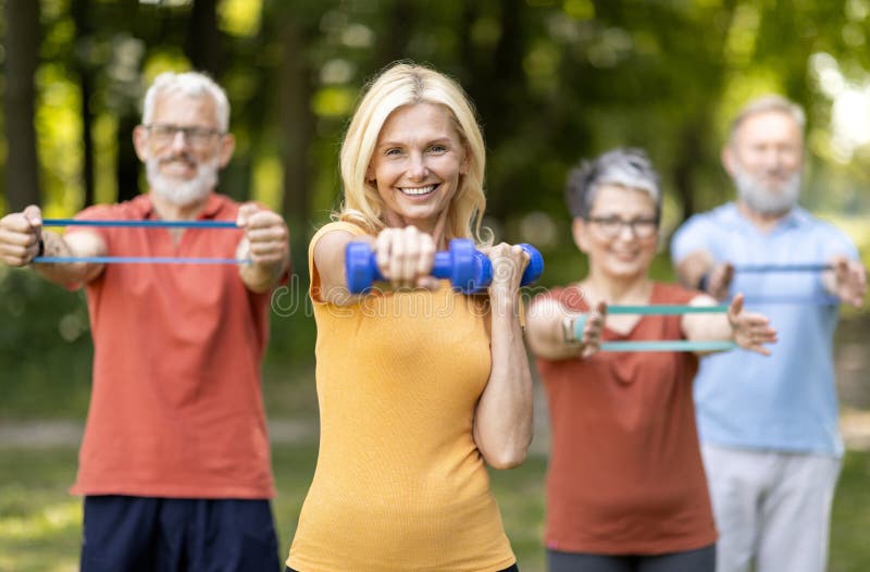 Stile di vita attivo. Gruppo di anziani sani in formazione sportiva all'aperto insieme fotografia stock