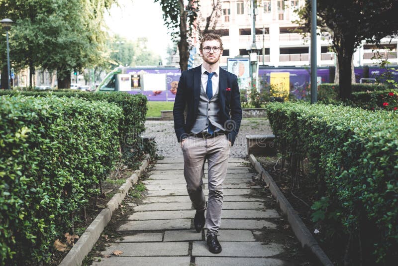 Stile di vita attraente elegante dell'uomo dei pantaloni a vita bassa di modo immagini stock libere da diritti Stile di vita attraente elegante dell'uomo dei pantaloni a vita bassa di modo immagini stock libere da diritti