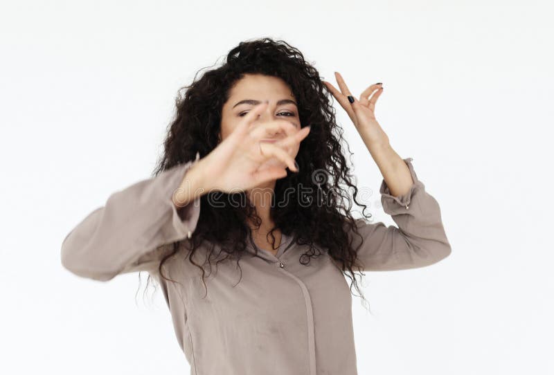 Stile di vita, emozione e concetto della gente - giovane donna africana felice che balla sopra il fondo bianco fotografia stock libera da diritti Stile di vita, emozione e concetto della gente - giovane donna africana felice che balla sopra il fondo bianco fotografia stock libera da diritti