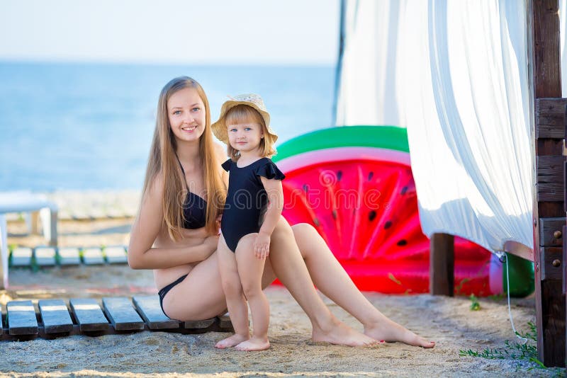 Stile di vita felice della famiglia Rilassandosi e godendo della vita Colori luminosi Giovane madre con il viaggio sveglio di est fotografia stock libera da diritti Stile di vita felice della famiglia Rilassandosi e godendo della vita Colori luminosi Giovane madre con il viaggio sveglio di est fotografia stock libera da diritti
