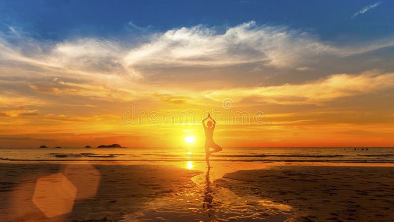 Stile di vita sano Profili la donna di yoga di meditazione su fondo del mare e del tramonto