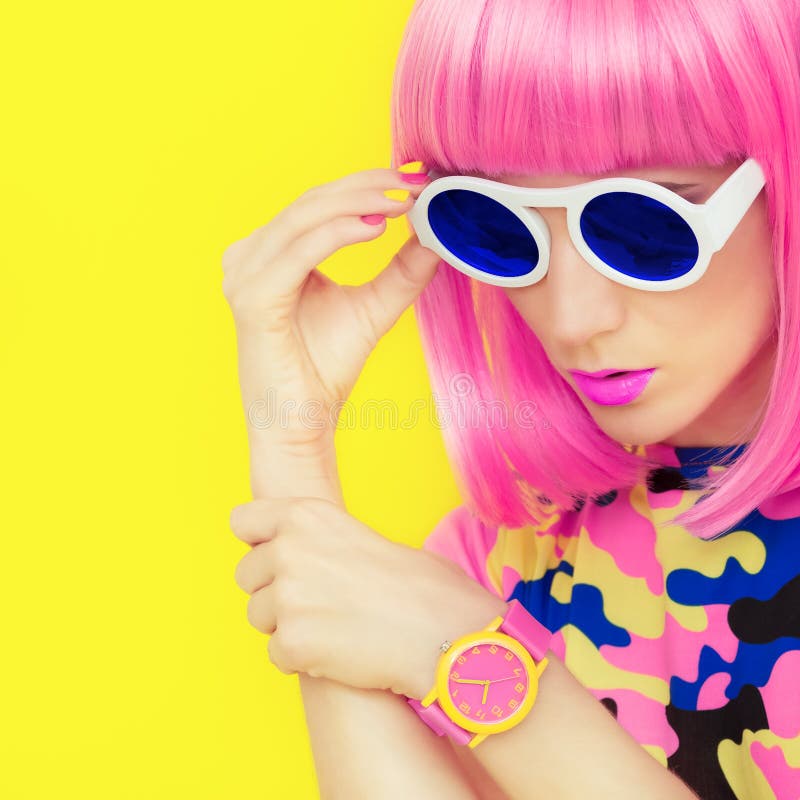 Stile luminoso di fascino della ragazza di modo fotografie stock libere da diritti Stile luminoso di fascino della ragazza di modo fotografie stock libere da diritti
