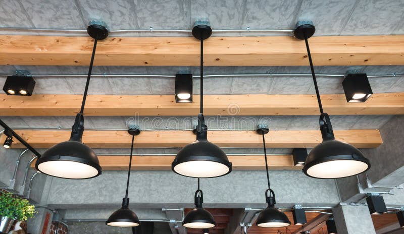 Stile moderno della lampada a sospensione nella sala fotografia stock libera da diritti Stile moderno della lampada a sospensione nella sala fotografia stock libera da diritti