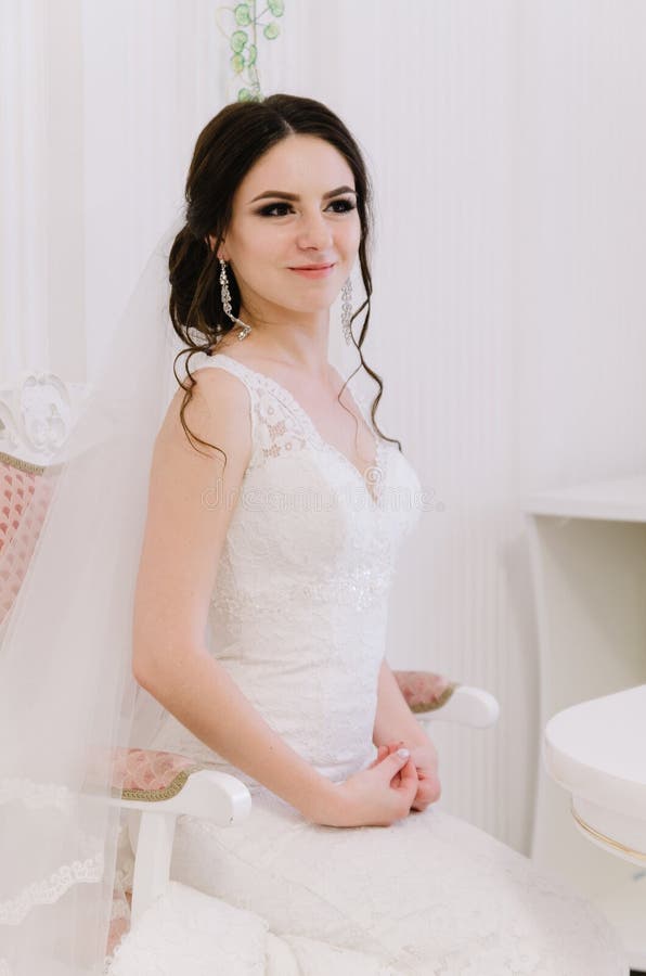 Stile perfetto della bella sposa Mazzo del ` s del vestito e della sposa da trucco dell'acconciatura di nozze Giovane sposa attra fotografie stock libere da diritti Stile perfetto della bella sposa Mazzo del ` s del vestito e della sposa da trucco dell'acconciatura di nozze Giovane sposa attra fotografie stock libere da diritti