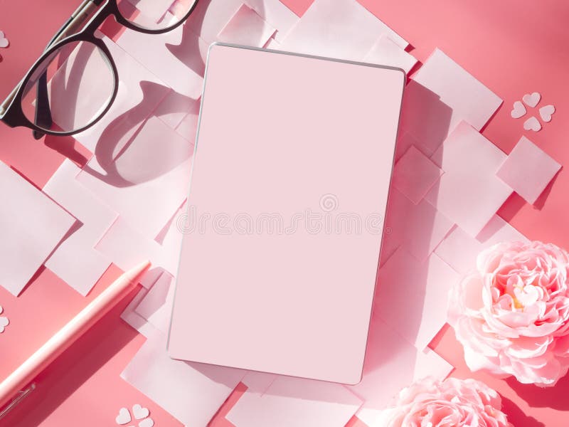 Stile posto piano dello scrittorio femminile dell'area di lavoro, nel tono rosa Derisione su con lo spazio della copia per testo immagini stock Stile posto piano dello scrittorio femminile dell'area di lavoro, nel tono rosa Derisione su con lo spazio della copia per testo immagini stock