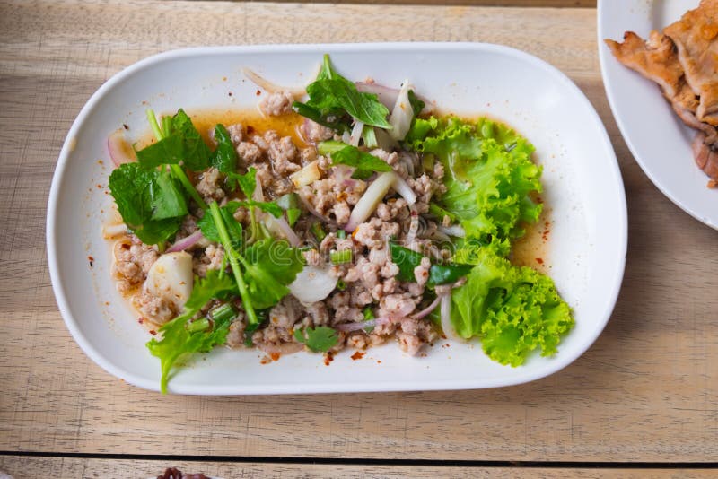 Stile tailandese dell'alimento dell'insalata piccante della carne tritata fotografie stock libere da diritti Stile tailandese dell'alimento dell'insalata piccante della carne tritata fotografie stock libere da diritti
