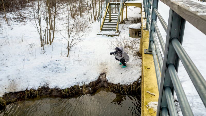 Stilfull handelsresandekvinna som tar bilden arkivbild Stilfull handelsresandekvinna som tar bilden arkivbild