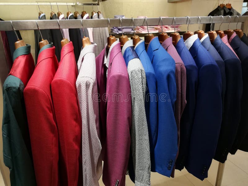 Stilfull kläder för man` s shoppar in royaltyfri bild Stilfull kläder för man` s shoppar in royaltyfri bild