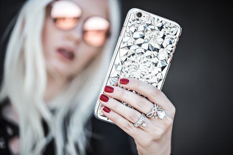 Stilfull utomhus- ung flickaselfie royaltyfri foto Stilfull utomhus- ung flickaselfie royaltyfri foto