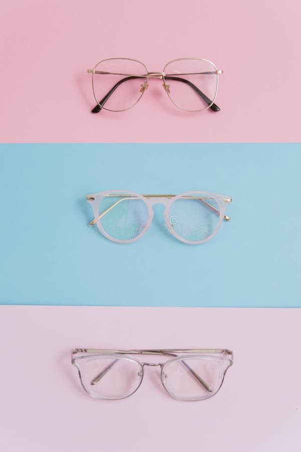 Stilfulla bildexponeringsglas på en pastellfärgad bakgrund Tre par av exponeringsglas med linser på rosa och blåa bakgrunder stil arkivfoto Stilfulla bildexponeringsglas på en pastellfärgad bakgrund Tre par av exponeringsglas med linser på rosa och blåa bakgrunder stil arkivfoto