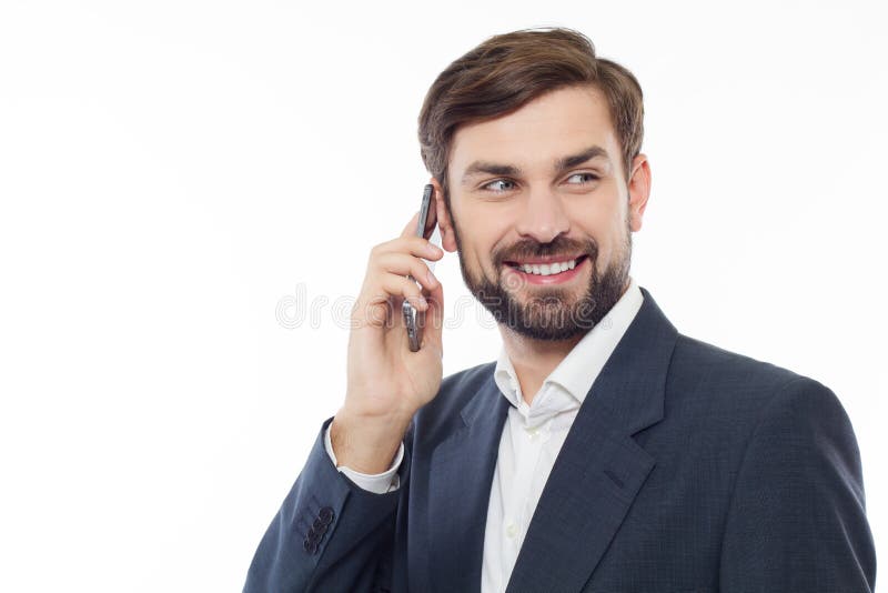 Stilig affärsman som talar på telefonen och ler, isolerat royaltyfri foto Stilig affärsman som talar på telefonen och ler, isolerat royaltyfri foto
