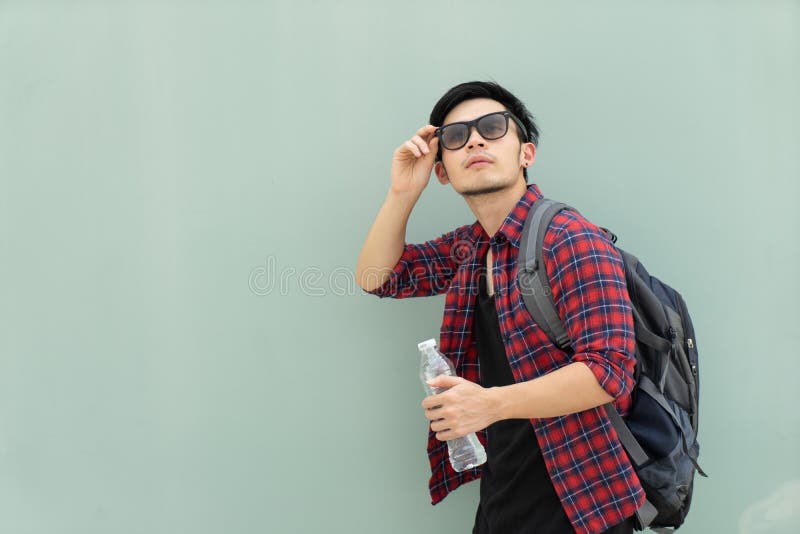 Stilig asiatisk man för ståendemode på grå bakgrund hipster royaltyfri fotografi