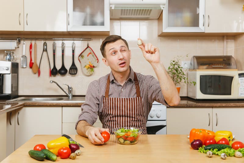 Stilig caucasian ung man som sitter på tabellen Sund livsstil casserole som lagar mat läckert home hemlagat recept mat förbereder arkivbilder Stilig caucasian ung man som sitter på tabellen Sund livsstil casserole som lagar mat läckert home hemlagat recept mat förbereder arkivbilder