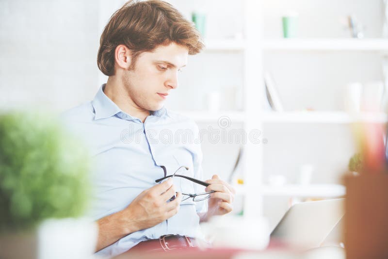 Stilig grabb som ser bärbar datorskärmen royaltyfria bilder Stilig grabb som ser bärbar datorskärmen royaltyfria bilder