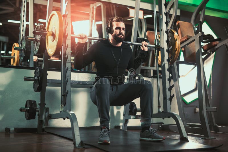 Stilig man i sportswear som övar på idrottshallen arkivbild Stilig man i sportswear som övar på idrottshallen arkivbild