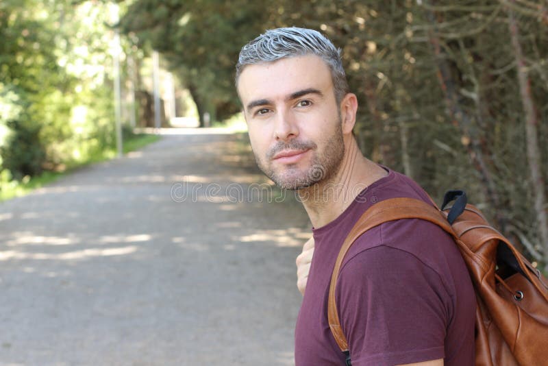 Stilig man med grått hår utomhus fotografering för bildbyråer Stilig man med grått hår utomhus fotografering för bildbyråer