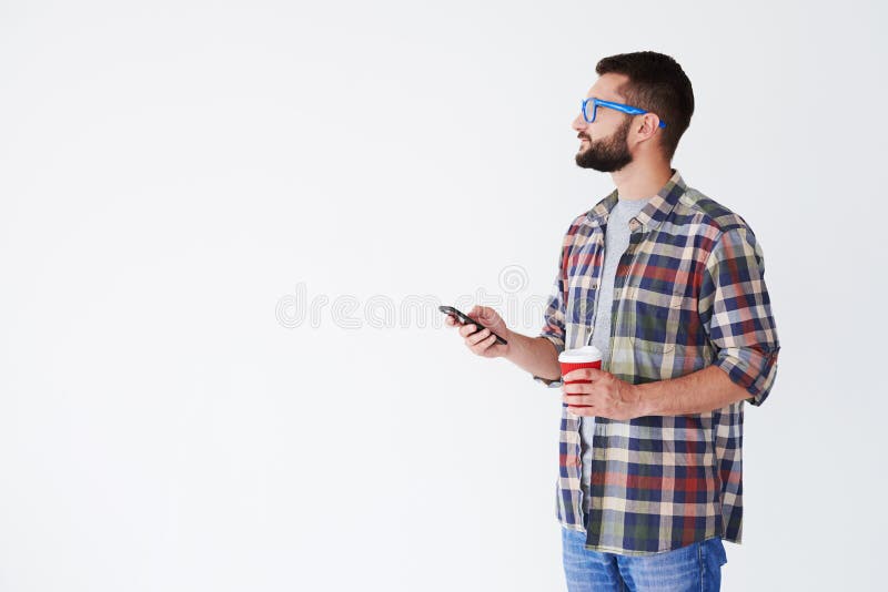 Stilig man som bär blåa exponeringsglas och att se kopieringsutrymme och hol fotografering för bildbyråer Stilig man som bär blåa exponeringsglas och att se kopieringsutrymme och hol fotografering för bildbyråer